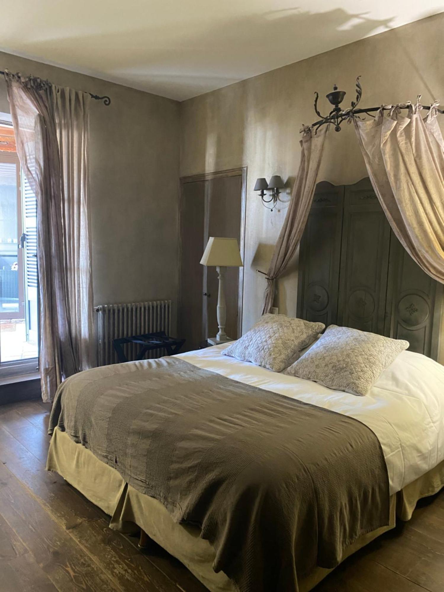 Hotel De La Tour Chatillon sur Chalaronne Bagian luar foto